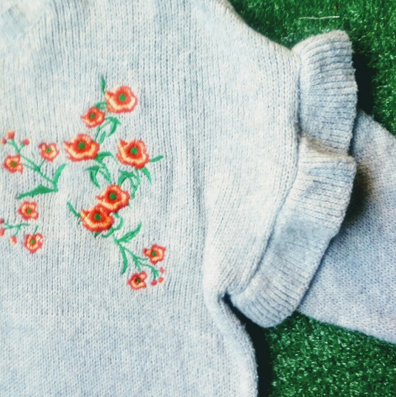 NEW Embroidered gray sweater ruffle top size L - Picture 6 of 8